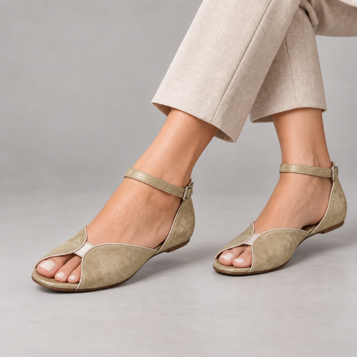 Evelyn Women's Cushioned Ankle Strap Sandals — Gold | Hudson & Wells